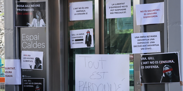 Pancartes enganxades a l'exterior de l'Espai Caldes.