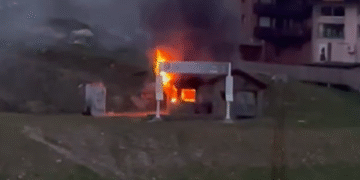 Incendi en l'edifici d'una màquina del telecadira al Pas de la Casa