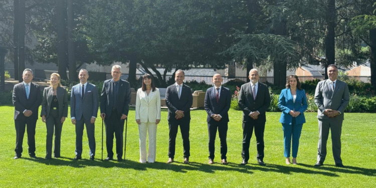 Els petits estats acorden col·laborar per fer estatges esportius