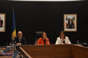 Els cònsols d'Escaldes-Engordany, Rosa Gili i Joaquim Dolsa, durant la sessió de consell de comú. Foto: M.F.