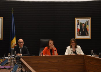 Els cònsols d'Escaldes-Engordany, Rosa Gili i Joaquim Dolsa, durant la sessió de consell de comú. Foto: M.F.