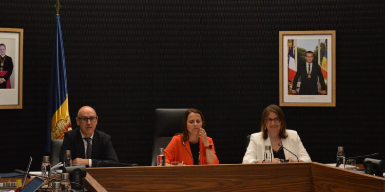 Els cònsols d'Escaldes-Engordany, Rosa Gili i Joaquim Dolsa, durant la sessió de consell de comú. Foto: M.F.