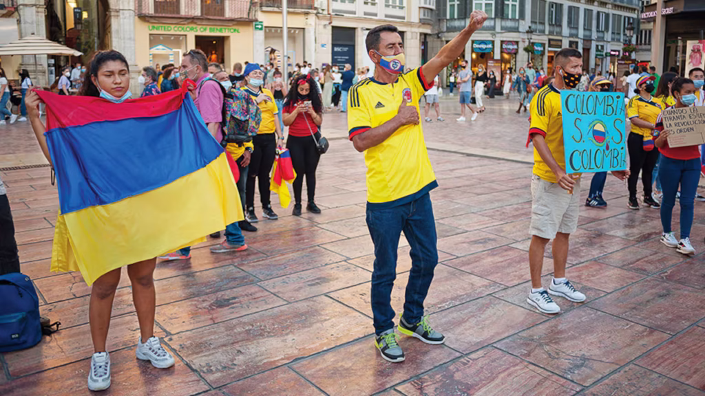 Protesta d'uns colombians al carrer a Espanya. Foto: Google.