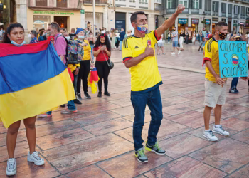 Protesta d'uns colombians al carrer a Espanya. Foto: Google.