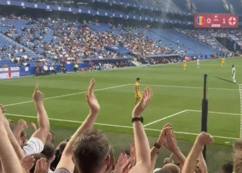 Càntics a Ian (al fons de groc) de fans anglesos. Foto: Twitter.