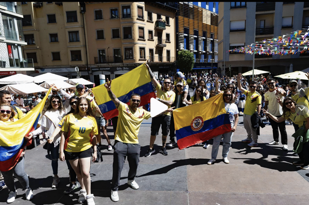 Colombians amb banderes del seu país a Andorra. Foto: Colombiand.