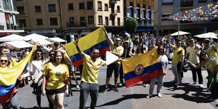 Colombians amb banderes del seu país a Andorra. Foto: Colombiand.