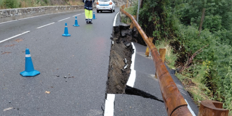 Els desperfectes a la carretera de la Rabassa a conseqüència de la pluja.