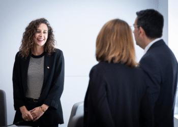 La consellera de Social, Joventut i Espai Ciutadà, Maria Nazzaro, conversa amb els consellers de l'oposició moments abans de l'inici de la sessió de consell de comú d'aquesta mateixa setmana.