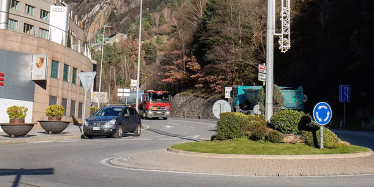 Pas alternatiu a la CG2 a l’alçada de la rotonda d’Engolasters per un accident