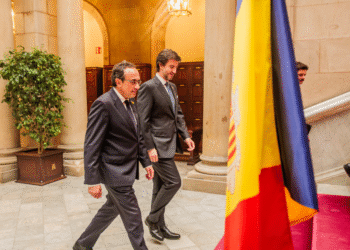 El síndic general, Carles Ensenyat, i el president del parlament de Catalunya, Josep Rull.