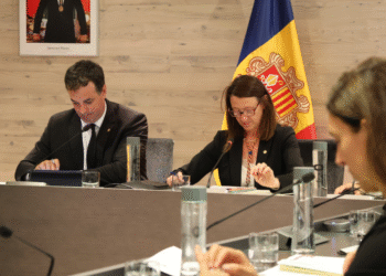 La cònsol major i el cònsol menor d'Ordino, Maria del Mar Coma i Eduard Betriu, durant la sessió ordinària de Consell de comú.