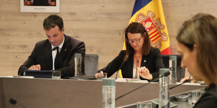 La cònsol major i el cònsol menor d'Ordino, Maria del Mar Coma i Eduard Betriu, durant la sessió ordinària de Consell de comú.