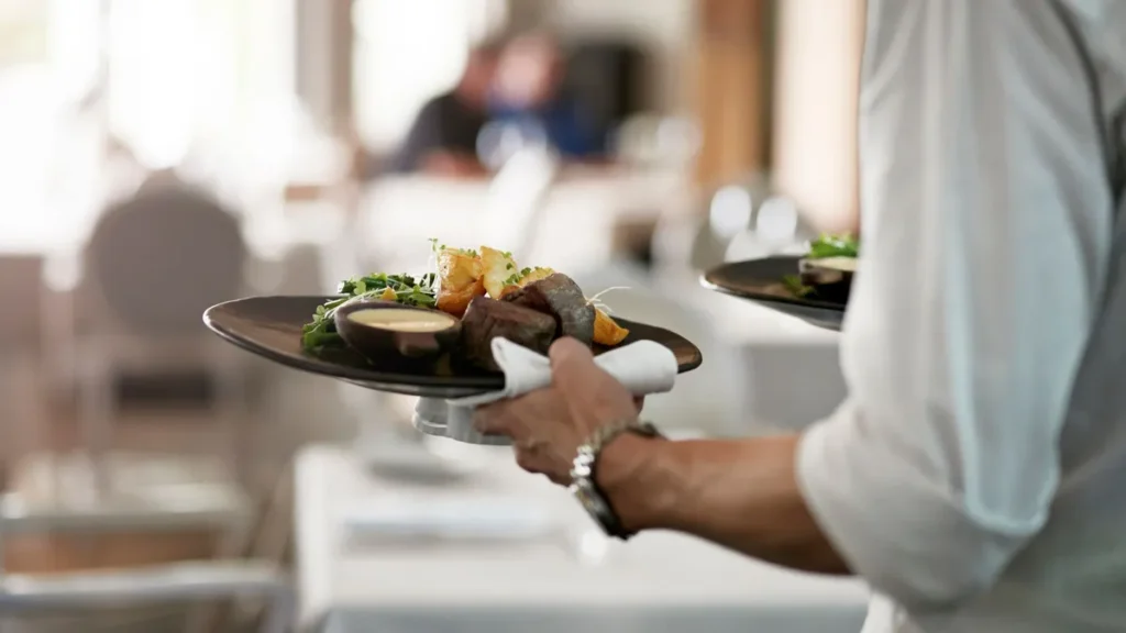 Cambrer d'un restaurant. Foto: T5.
