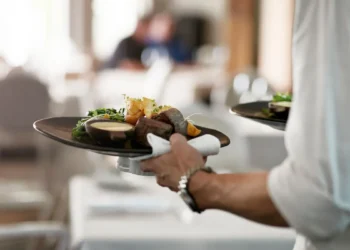 Cambrer d'un restaurant. Foto: T5.