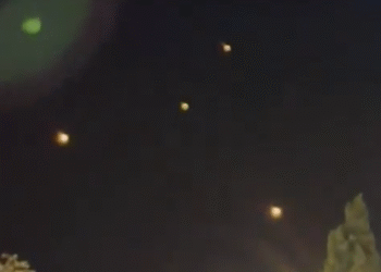 Així es veu el bombardeig iranià sobre Israel des de la boda d’uns libanesos