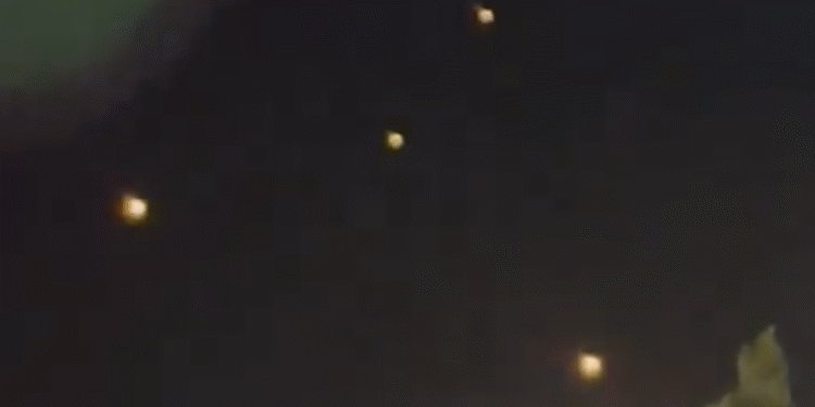 Així es veu el bombardeig iranià sobre Israel des de la boda d’uns libanesos