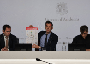 El director d'Energia i Transports, Carles Miquel; el secretari d'Estat de Transició Energètica, Transports i Mobilitat, David Forné i el cap d'àrea de Transports, Ferran Moli, durant la roda de premsa per anunciar les novetats al transport públic.