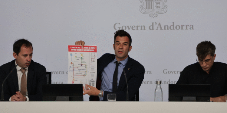 El director d'Energia i Transports, Carles Miquel; el secretari d'Estat de Transició Energètica, Transports i Mobilitat, David Forné i el cap d'àrea de Transports, Ferran Moli, durant la roda de premsa per anunciar les novetats al transport públic.