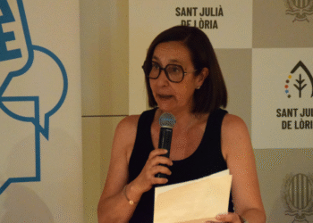 La consellera de Social del comú de Sant Julià de Lòria, Eva Ramos, fent la presentació de la taula rodona.
