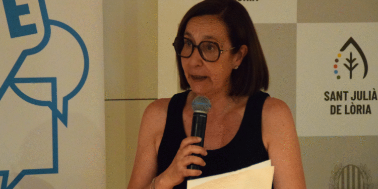 La consellera de Social del comú de Sant Julià de Lòria, Eva Ramos, fent la presentació de la taula rodona.