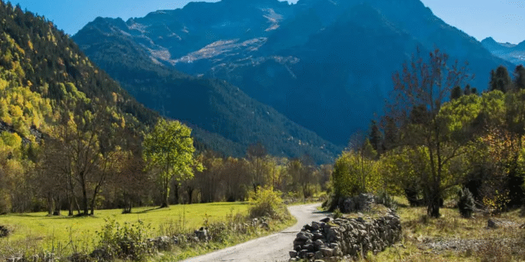 Mor un ciclista en precipitar-se 300 metres per un barranc de la Val d’Aran