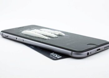 Imatge d'un telèfon amb cocaïna a sobre. Foto: Google.