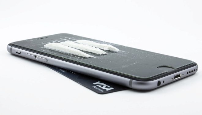 Imatge d'un telèfon amb cocaïna a sobre. Foto: Google.