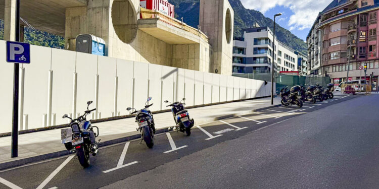 Noves places per a motos als carrers del Fener i Sant Salvador per descongestionar Prada Ramon