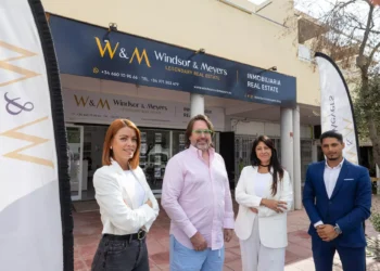 L'equip de Naudi en la porta de la immobiliària de la seva propietat a Eivissa. Foto: Diari d'Eivissa.