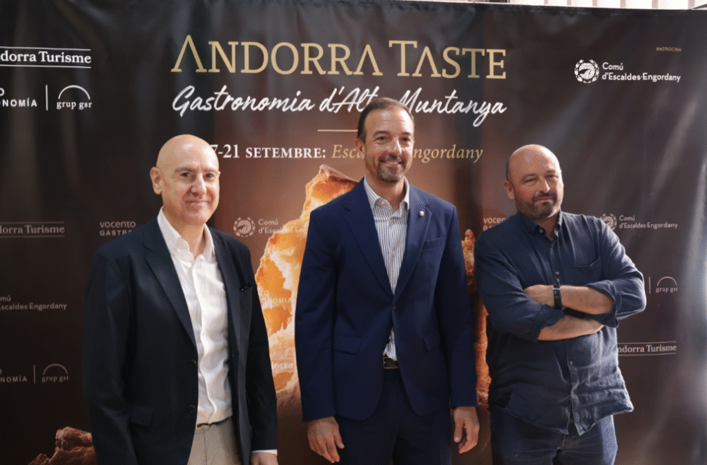 El ministre de Turisme i Comerç, Jordi Torres; el cònsol menor d'Escaldes-Engordany, Quim Dolsa i el director d'esdeveniments i xef executiu de Vocento Gastronomia, Jordi Parra, durant la presentació de l’Andorra Taste.
