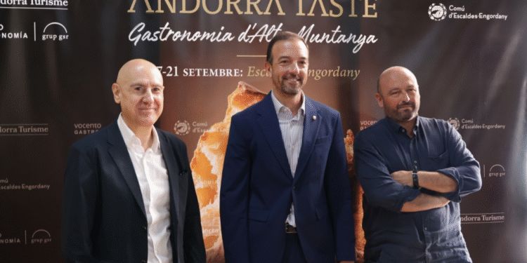 El ministre de Turisme i Comerç, Jordi Torres; el cònsol menor d'Escaldes-Engordany, Quim Dolsa i el director d'esdeveniments i xef executiu de Vocento Gastronomia, Jordi Parra, durant la presentació de l’Andorra Taste.