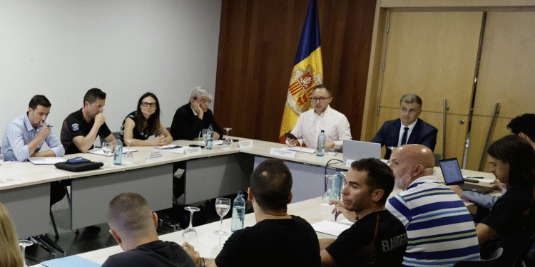 Acord històric per reposicionar els salaris dels funcionaris segons l’antiguitat