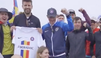 (vídeo) Piqué i els seguidors de l’FC Andorra coronen el Comapedrosa per celebrar l’ascens
