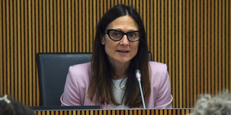 Els presos podran adquirir la semillibertat a la meitat de la condemna si troben feina