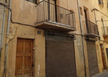Façana de l'edifici que l'ajuntament de la Seu comprarà.