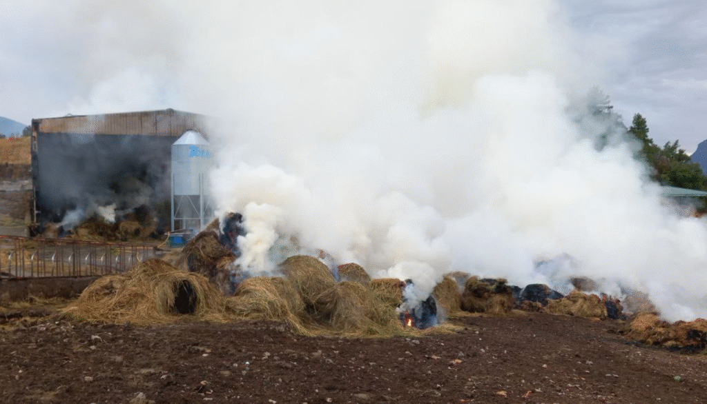 Fum provocat per l'incendi a Ribera d'Urgellet.
