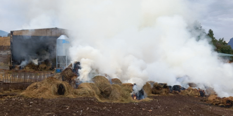 Fum provocat per l'incendi a Ribera d'Urgellet.
