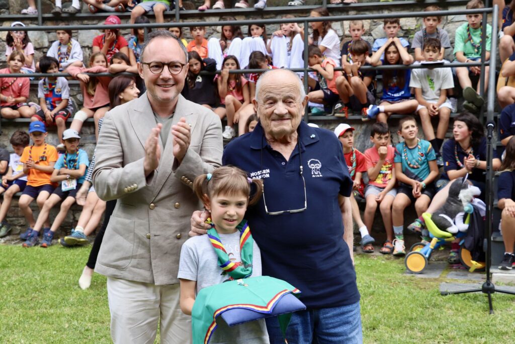 Espot i Mossèn Ramon en la concessió de l'Orde de Carlemany. Foto: Demòcrates.