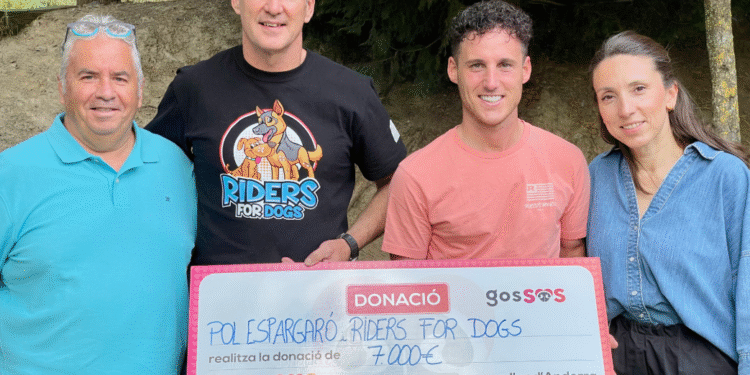 El moment de l'entrega del donatiu.