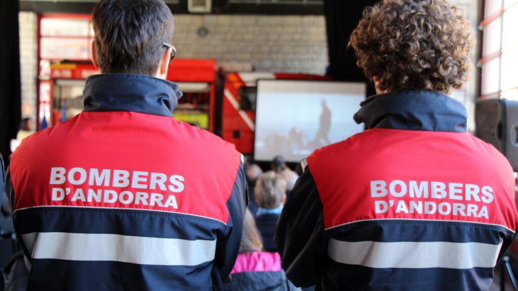 Dos agents del cos de bombers (Foto: Arxiu ANA).