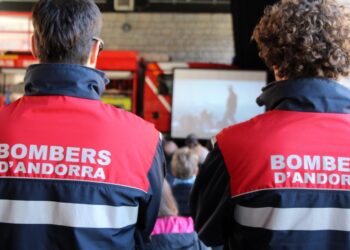 Dos agents del cos de bombers (Foto: Arxiu ANA).