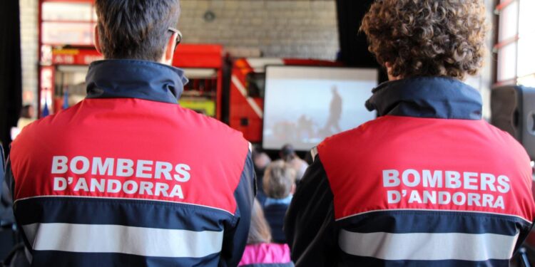 Dos agents del cos de bombers (Foto: Arxiu ANA).