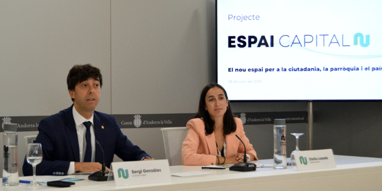 Els cònsols d'Andorra la Vella, Sergi González i Olalla Losada, durant la presentació del nou projecte.