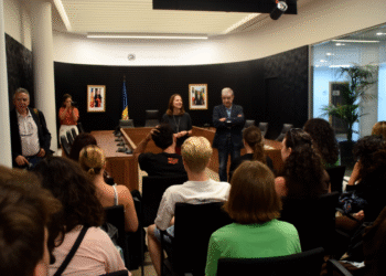 La cònsol d'Escaldes-Engordany, Rosa Gili, i el ministre d'Educació i Universitats, Ladislau Baró, donant la benvinguda als estudiants.