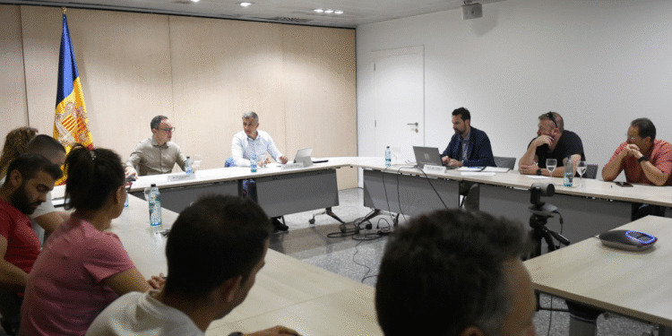 Un moment de la reunió que van mantenir sindicats i el Govern el dijous.