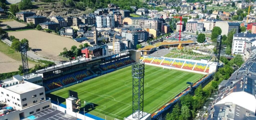 Fotografia del Nou Estadi a Encamp, seu oficial de la selecció andorrana i ara de l'FC Andorra.