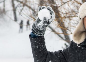 La baralla va començar pel llançament d'una bola de neu. Foto: Abc.