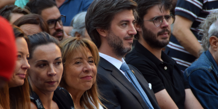 La ministra de Presidència, Economia i Habitatge, Conxita Marsol, a Sant Julià de Lòria gaudint de la festa major juntament amb altres autoritats.