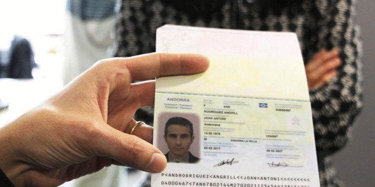 Les llibretes per expedir passaports arribaran en “dues o tres setmanes”